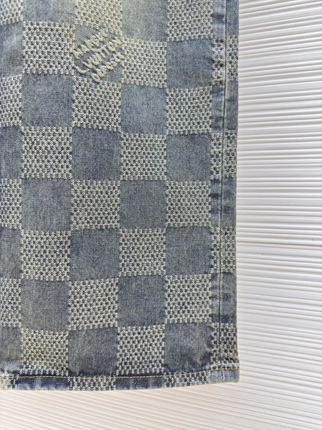 LOUIS VUITTON Yellow checkerboard denim trousers ●Authentic product: purchased and developed by 12899 ●Item number: 1680609-B80 ●Fabric: denim fabric ●Technology: jacquard production ●Version: fitted version ●Weight: about 825 grams ●Size: 30-32-34-36 ●Description: The fabric is integrated into 3D Damier jacquard, a classic plaid pattern combined with 3D jacquard technology, is a process of weaving three-dimensional patterns on the fabric through a loom. Fading and distressing effect, this fabric uses sand washing process and special dyeing technology. The natural wear and fading effect of the denim after washing makes it look more retro and historical. The overall wiring is straight and delicate, the fabric is comfortable and soft, and the color is consistent without color difference. It can be matched with the same style to create a fashionable look and control various occasions. Customized accessories, complete with three standards, same style for men and women!